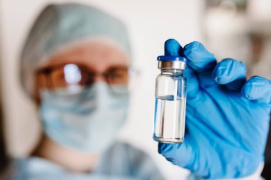 Doktor, hemşire, bilim adamı Coronavirus hastalığı için COVID-19 aşısı tutuyor. Enfeksiyondan korunmak, aşılamak ve tedavi etmek için kullanılır. (2019-nCoV). Güncelleme. Metin için boşluk.