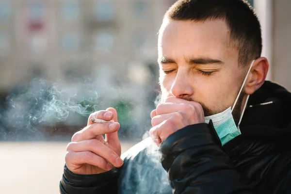 Fumar Primer Plano Hombre Con Máscara Durante Covid Pandemia Tos — Foto de Stock