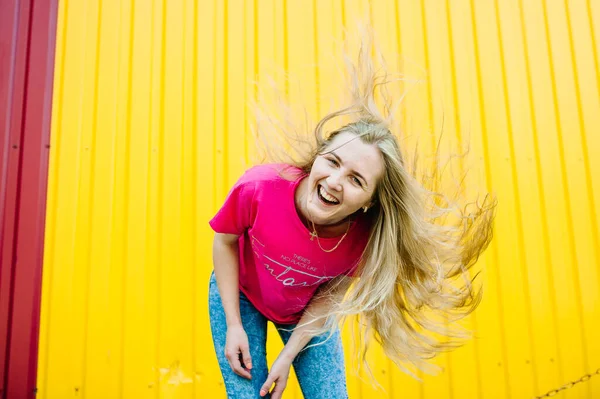 분홍색 셔츠와 청바지를 머리의 아름다운 배경으로 웃으며 있었습니다 점프하고 건조시키다 — 스톡 사진