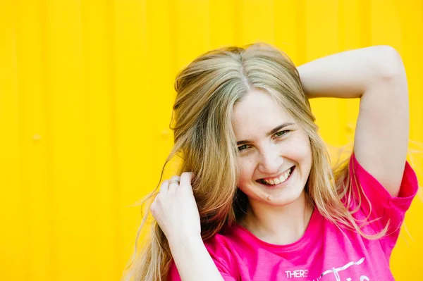 Hermosa Joven Atlética Con Pelo Largo Rubio Una Camisa Rosa — Foto de Stock