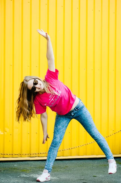 Mulher Jovem Atlética Bonita Com Longos Cabelos Loiros Camisa Rosa — Fotografia de Stock