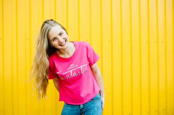 Schöne Athletische Junge Frau Mit Langen Blonden Haaren Rosa Hemd — Stockfoto