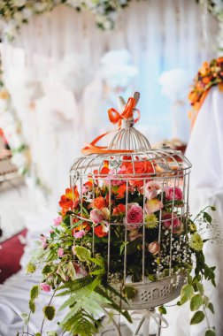 Alstromerya buketi, güller, eğrelti otları düğün töreni için beyaz kafes süslemeleri.