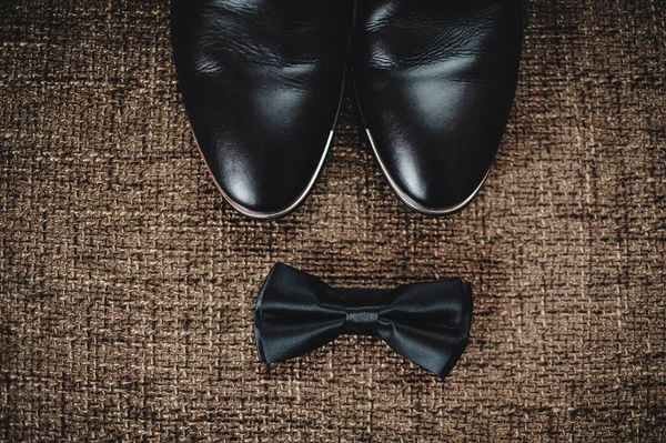 Siyah Ayakkabılar Siyah Kelebek Kahverengi Çuvala Uzanıyor — Stok fotoğraf