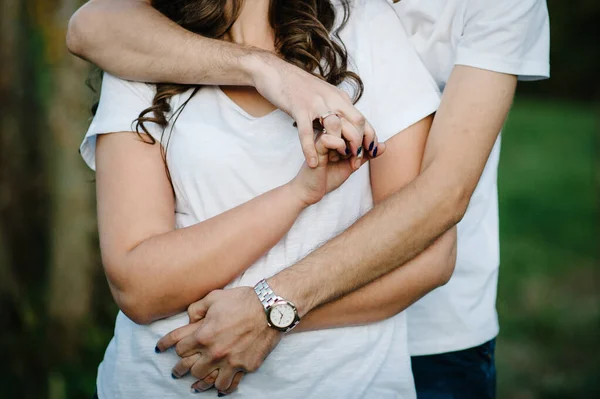 Pareja Amantes Jóvenes Cogidos Mano Contra Fondo Naturaleza Vista Pareja — Foto de Stock