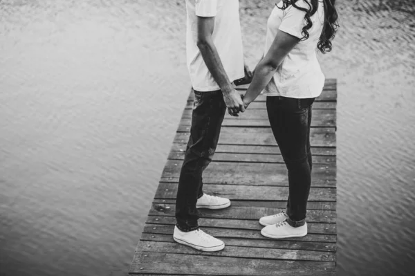 Jeune Couple Amoureux Tenu Main Sur Pont Bois Près Lac — Photo