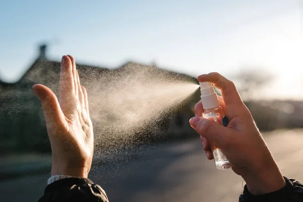 Coronavirus Limpieza Manos Con Spray Desinfectante Ciudad Desinfección Manos Calle — Foto de Stock