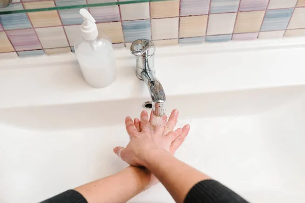 Zapobieganie Koronawirusom Umyć Ręce Antybakteryjnym Mydłem Ciepłą Wodą Pocierającą Paznokcie — Zdjęcie stockowe