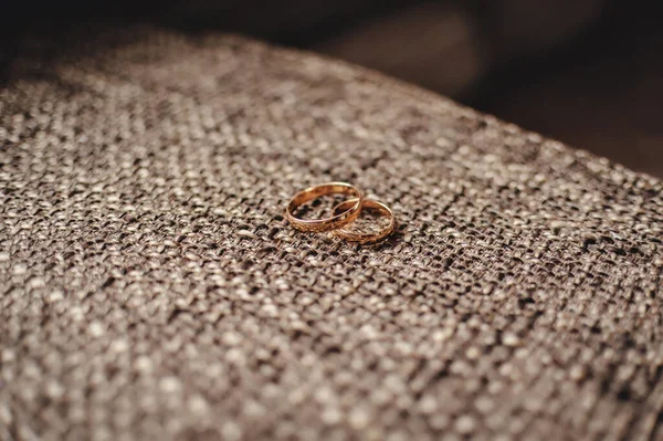 Dva Zlaté Snubní Prsteny Hnědém Pozadí Pytloviny — Stock fotografie