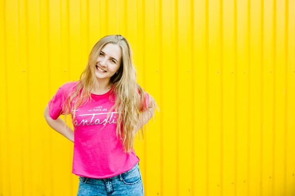 Schöne Athletische Junge Frau Mit Langen Blonden Haaren Rosa Hemd — Stockfoto