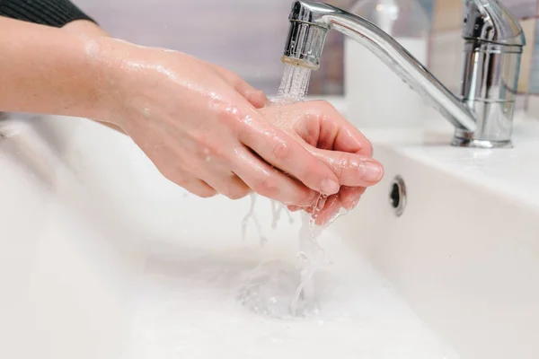 Zapobieganie Koronawirusom Umyć Ręce Antybakteryjnym Mydłem Ciepłą Wodą Pocierającą Paznokcie — Zdjęcie stockowe