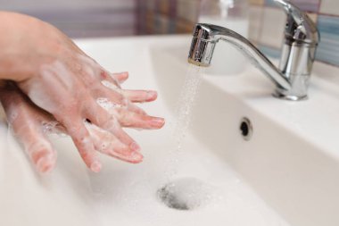 Coronavirus önleme. Ellerini antibakteriyel sabunla yıka, sıcak su, ovalayıcı tırnaklar ve lavaboda parmaklar. El yıkama ve hijyen. Covid-19. Grip hastalığının önlenmesi. Koronavirüsü yaymayı bırakmak için..