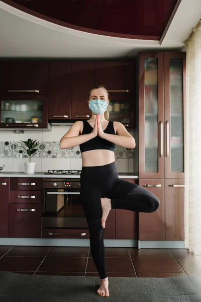 Kvinnan Utövar Yoga Hemma Flicka Skyddsmask Sportkläder Golvet Mattan Hemma — Stockfoto