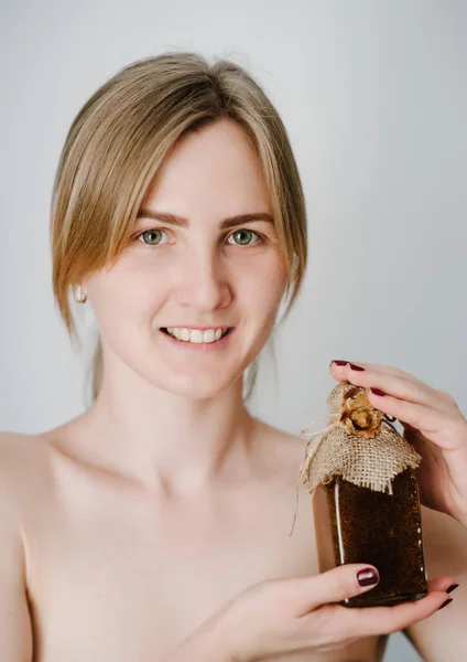 Een Mooie Jonge Vrouw Met Schone Frisse Huid Houdt Pot — Stockfoto