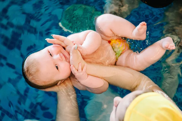 Madre Joven Niña Feliz Piscina Enseña Los Niños Nadar Disfrute — Foto de Stock