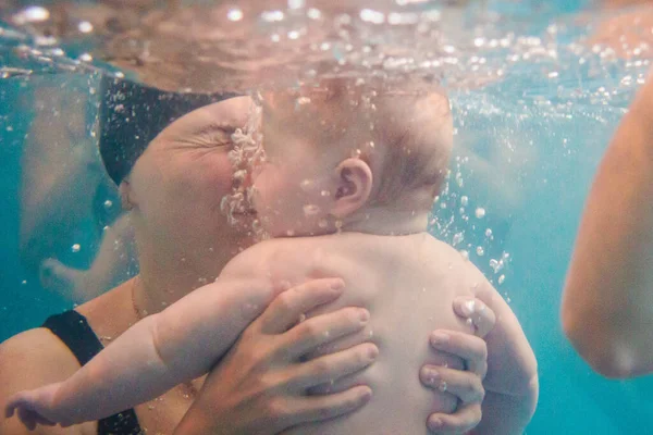 Mor Håller Bebisdyk Dykning Baby Mamma Paddelpool Ung Mor Simlärare — Stockfoto