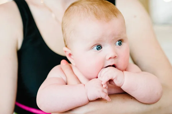 Mamá Sosteniendo Niña Meses Bebé Sus Brazos Piscina Primera Lección — Foto de Stock