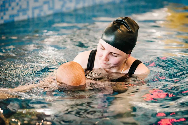 Bimbo Subacqueo Nella Piscina Bambini Giovane Madre Istruttrice Nuoto Bambina — Foto Stock