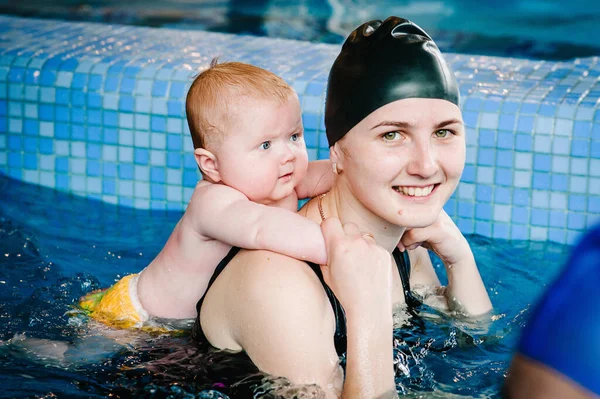 Ung Mamma Simlärare Och Glad Liten Flicka Paddelpoolen Lär Barnet — Stockfoto