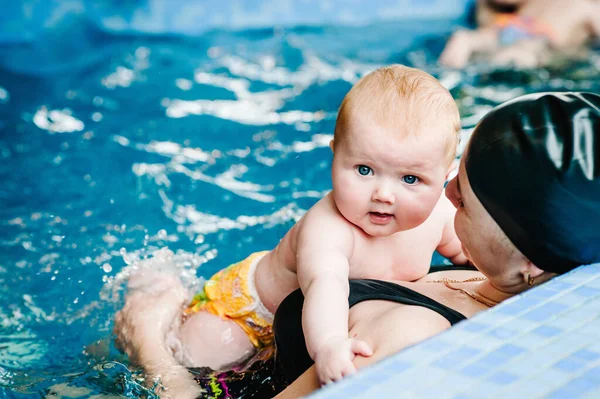 Ung Mamma Simlärare Och Glad Liten Flicka Paddelpoolen Lär Barnet — Stockfoto