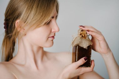 Şişe şampuanı, saç kremi, duş jeli ya da vücut fırçası tutan güzel, çekici sarışın kız. Doğal kozmetik ürünleri ile cildini önemseyen bir kadın. Metin ve reklam için yer.