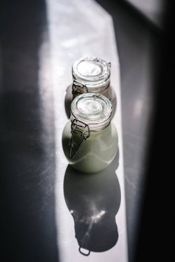 Vücut bakımının doğal kozmetik ürünleri: krem, jöle, losyon izole edilmiş. Güzellik tedavisi. Mesaj ve reklam için yer. Yan görüş. Güneş ışığı. Kozmetoloji, spa. Cilt bakımı.