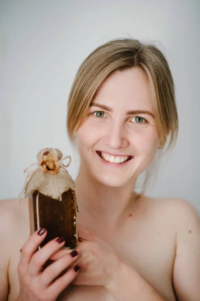 Schitterend Schattig Mooi Blond Meisje Met Flessen Shampoo Conditioner Douchegel — Stockfoto