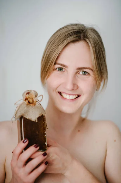 Wunderschöne Niedliche Hübsch Charmante Blonde Mädchen Mit Flaschen Shampoo Conditioner — Stockfoto