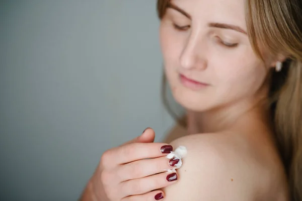 Attractive Beautiful Woman Applying Moisturizer Cream Her Body Shower Photo — Stock Photo, Image