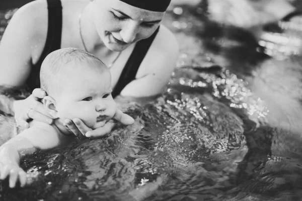 Madre Joven Niña Feliz Piscina Enseña Los Niños Nadar Disfrute — Foto de Stock