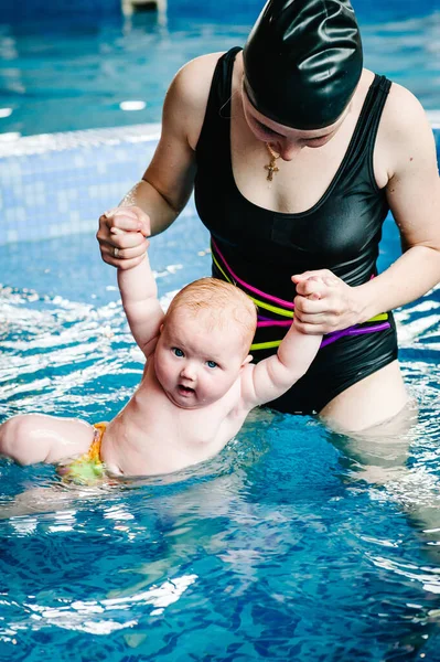 Ung Mamma Simlärare Och Glad Liten Flicka Paddelpoolen Lär Barnet — Stockfoto