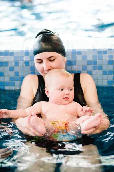 Ung Mor Simlärare Och Glad Liten Flicka Poolen Lär Barnet — Stockfoto