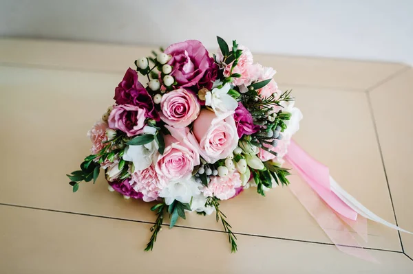 신부의 분홍색 카네이션 그리고 파스텔 테이블에 리본이 사이드 결혼식 Artwork — 스톡 사진