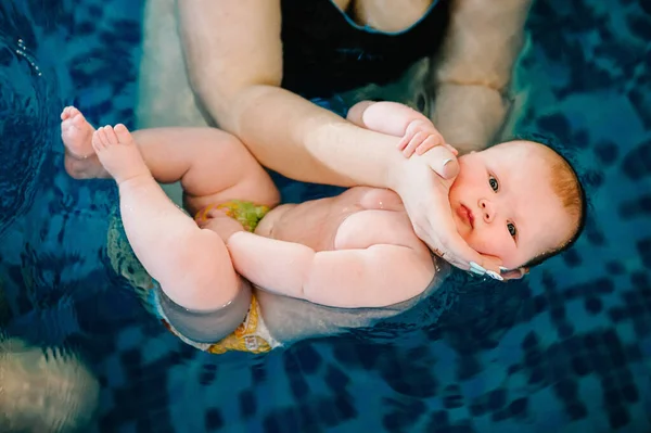 Молодая Мама Счастливая Маленькая Девочка Бассейне Учит Ребенка Плавать Наслаждайтесь — стоковое фото