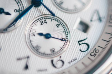 Lüks İsviçre moda saatleri. Mavi düğme ve oklar. Makro. Kapat..