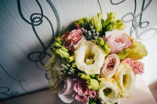 꽃다발 금으로 결혼반지 아름다운 융단이 펼쳐져 있노라 손으로 꽃받침 — 스톡 사진