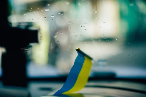 Ukrán Zászló Üvegen Autóban Ukrajna Zászló Ablakon Kívül Esőcseppekkel Üvegen — Stock Fotó