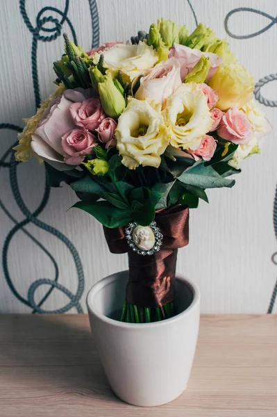 아름다운 브로치 꽃병에 꽃다발을 담는다 장미와 장식용 식물로 만들어 졌습니다 — 스톡 사진