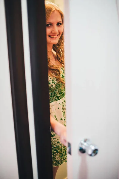 Linda Menina Loira Sorridente Com Cabelo Encaracolado Vestido Branco Verde — Fotografia de Stock