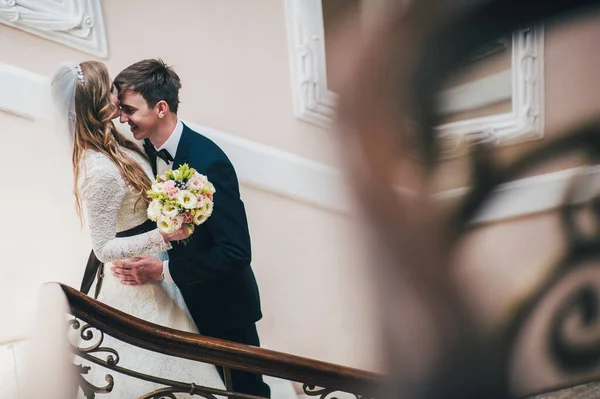 Una Elegante Sposa Elegante Con Mazzo Fiori Sposa Trova Vicino — Foto Stock