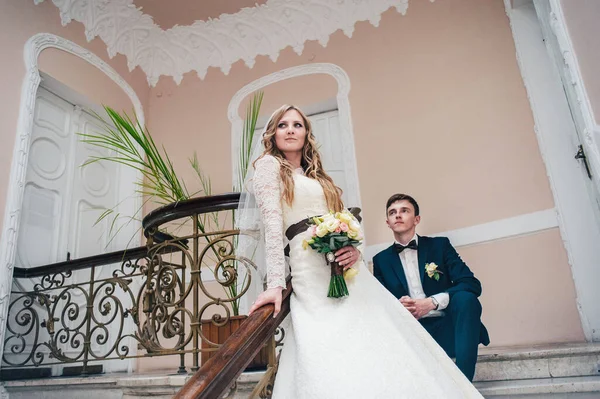 Elegante Elegante Sposa Sposo Trova Sulle Scale Con Ringhiera Con — Foto Stock
