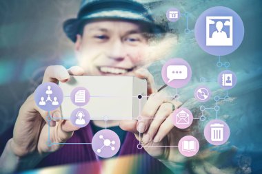 Geçici Internet sosyal medya kavramı adam alarak fotoğraf