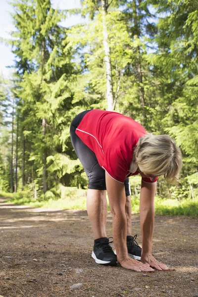 Sportliches Senioren-Stretching nach Jogging-Übung — Stockfoto