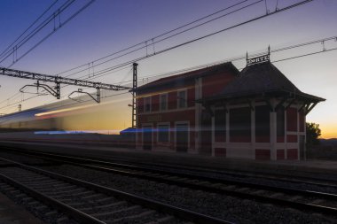 Tren yolu Mingorria tren istasyonunda, Avila, İspanya.