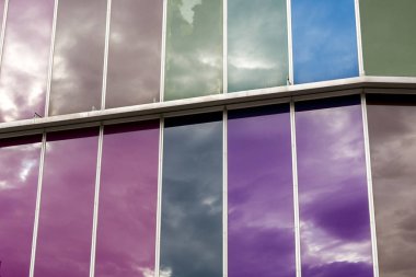 Modern bina cephe yansımaları ile.