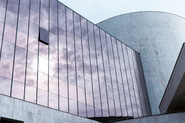 Moderna fachada del edificio con reflejos . — Foto de Stock