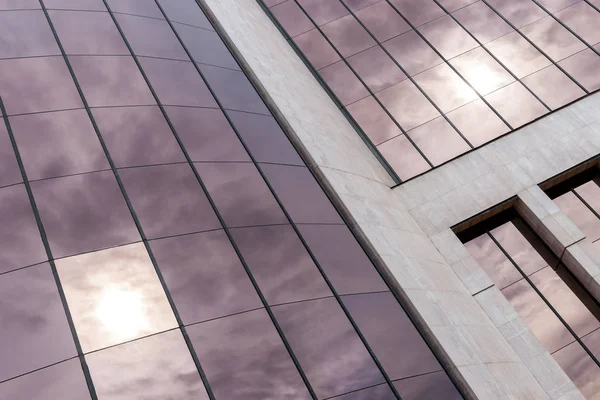 Moderna fachada del edificio con reflejos . — Foto de Stock