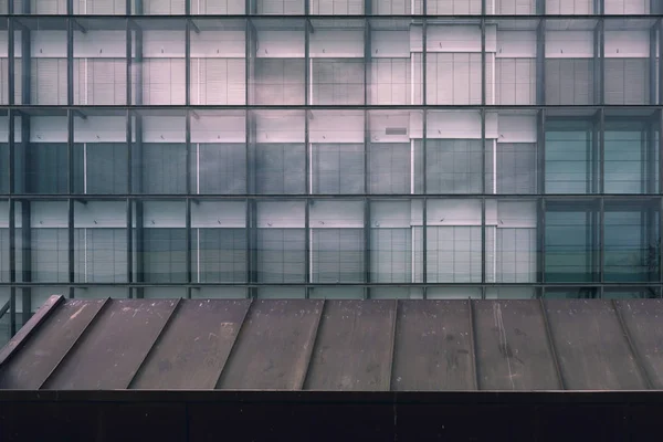 Moderna fachada del edificio con reflejos . — Foto de Stock