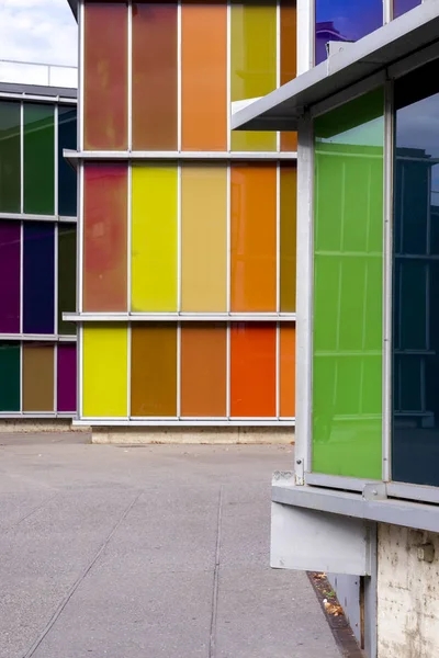 Moderna fachada del edificio con reflejos . — Foto de Stock