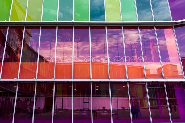 Moderna fachada del edificio con reflejos . — Foto de Stock